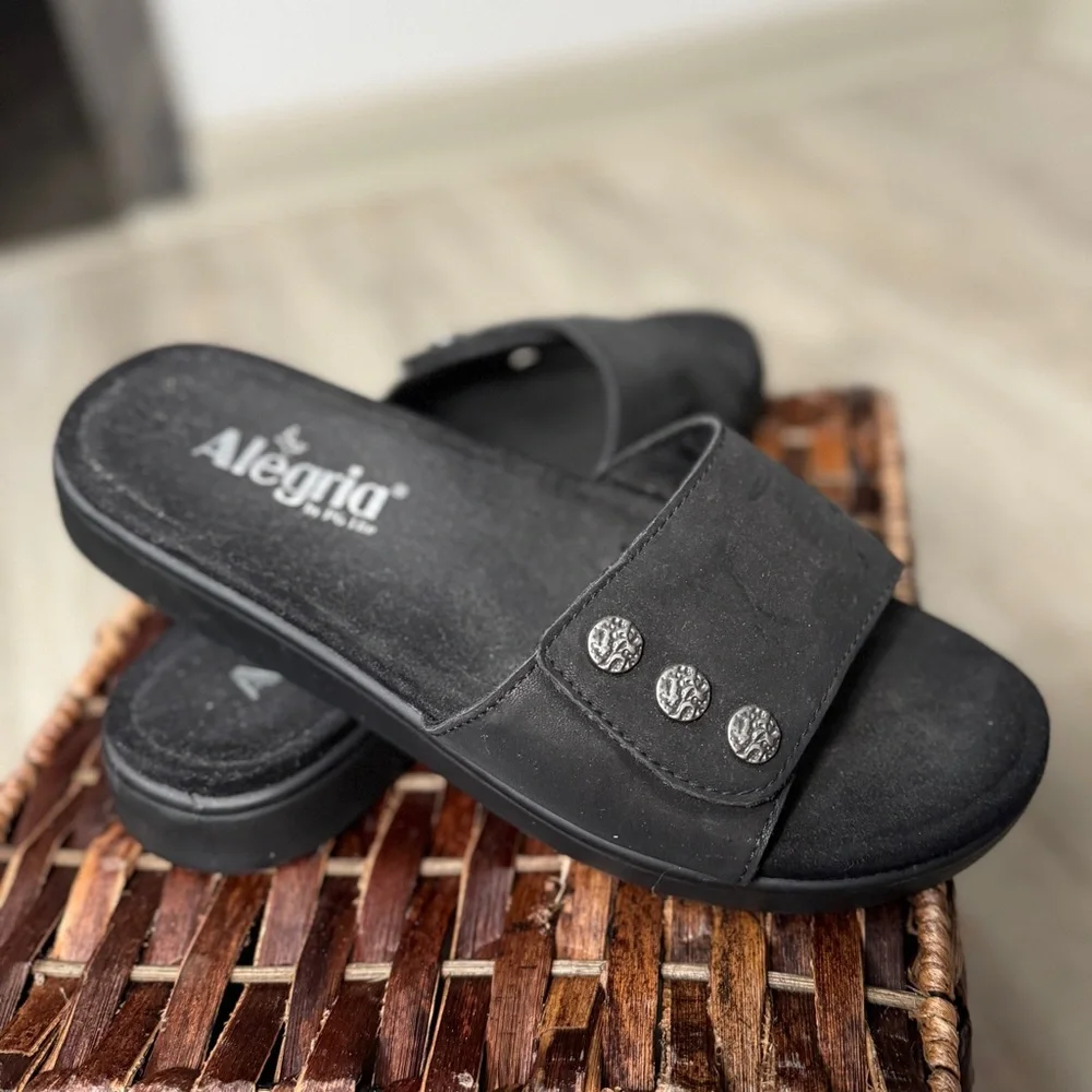 Alegria by PG Lite Womens Black Leather Slide Sandals Silver Medallion Buttons